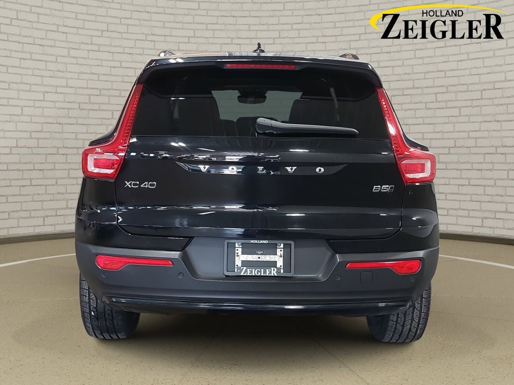 2024 Volvo XC40 B5 Plus Dark Theme
