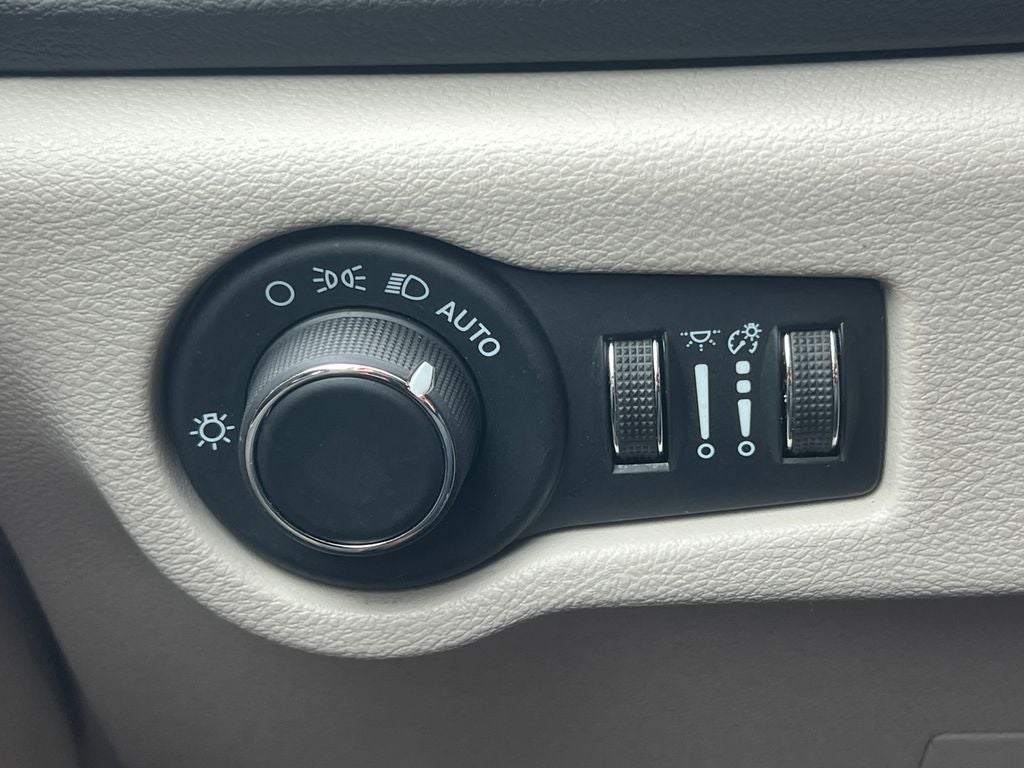 2024 Chrysler Voyager LX