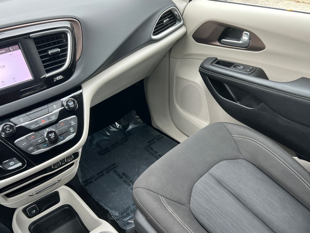 2024 Chrysler Voyager LX