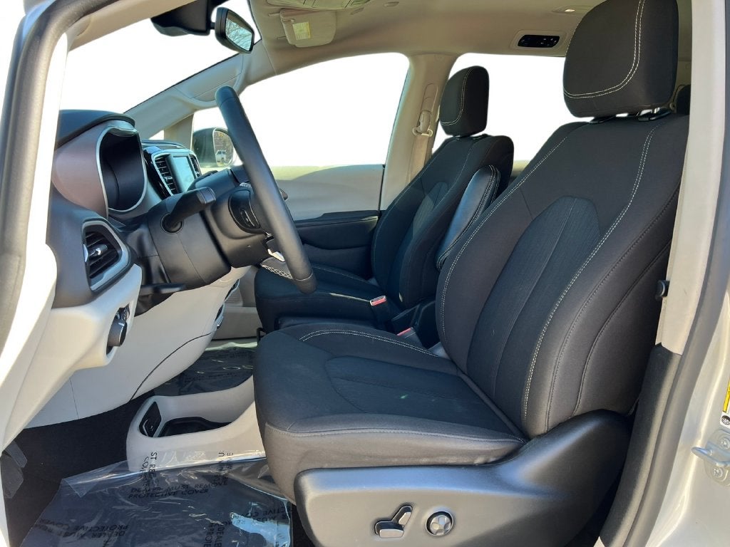 2024 Chrysler Voyager LX