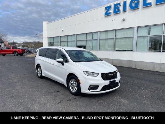 2023 Chrysler Pacifica Touring L HEATED SEATS & STEERING WHEEL