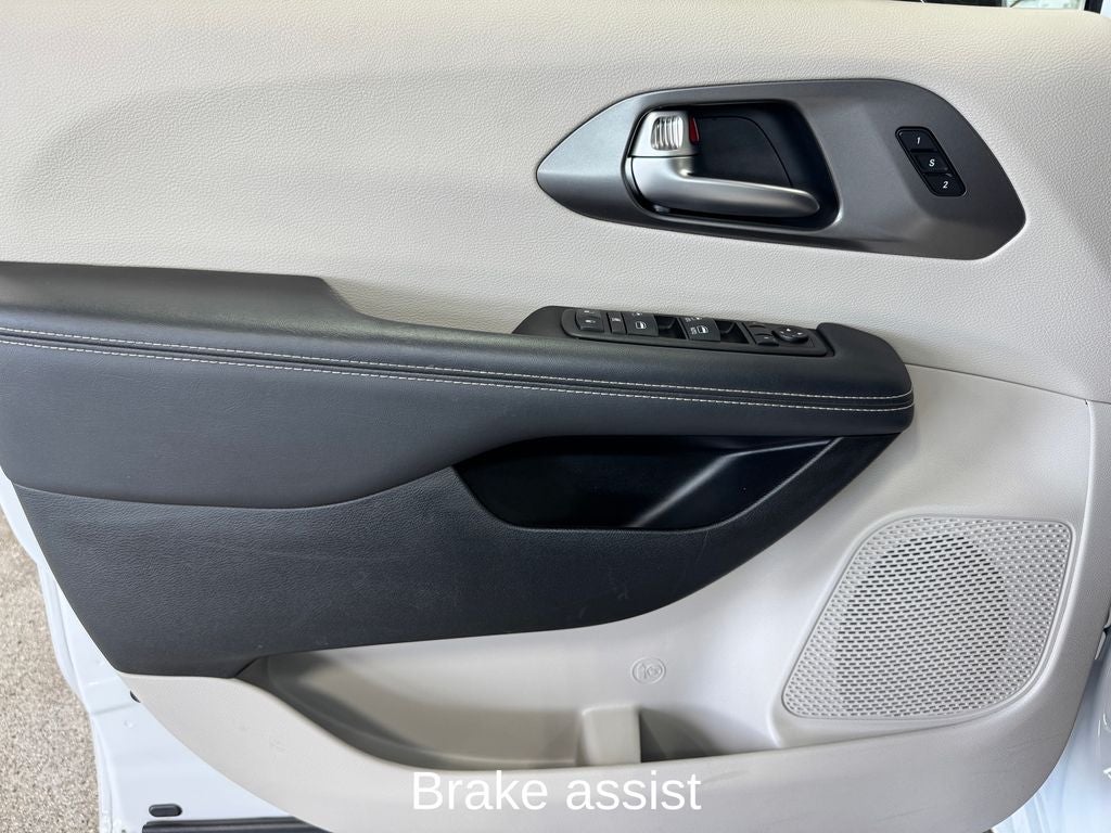 2023 Chrysler Pacifica Touring L Radio: Uconnect 5 w/10.1" Display
