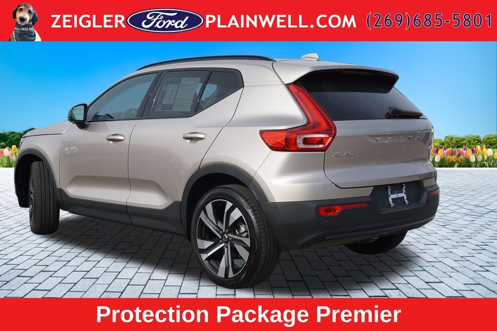 2024 Volvo XC40 B5 Plus Dark Theme