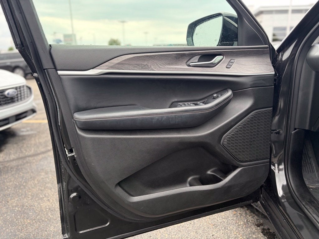 2023 Jeep Grand Cherokee Limited * Certified Pre-Owned *