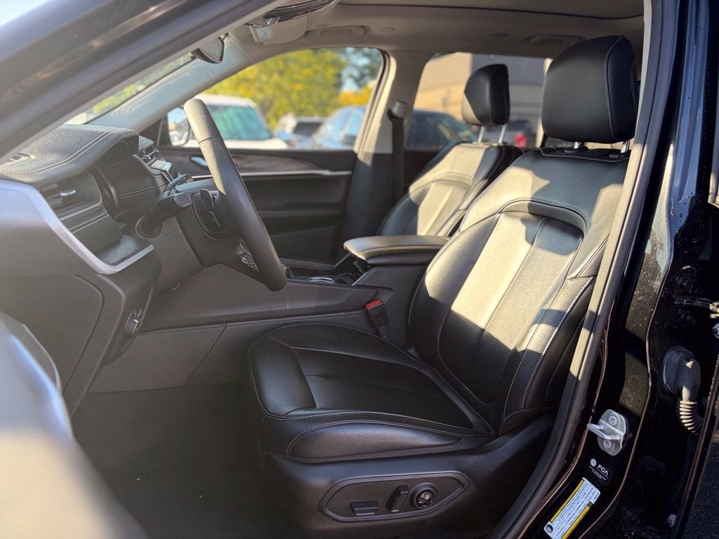 2023 Jeep Grand Cherokee L Limited * Certified Pre-Owned *