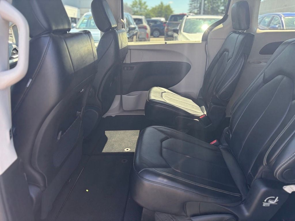 2024 Chrysler Pacifica Touring L * Certified Pre-Owned *