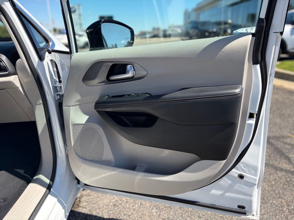 2024 Chrysler Pacifica Touring L * Certified Pre-Owned *