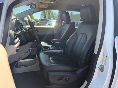 2024 Chrysler Pacifica Touring L * Certified Pre-Owned *