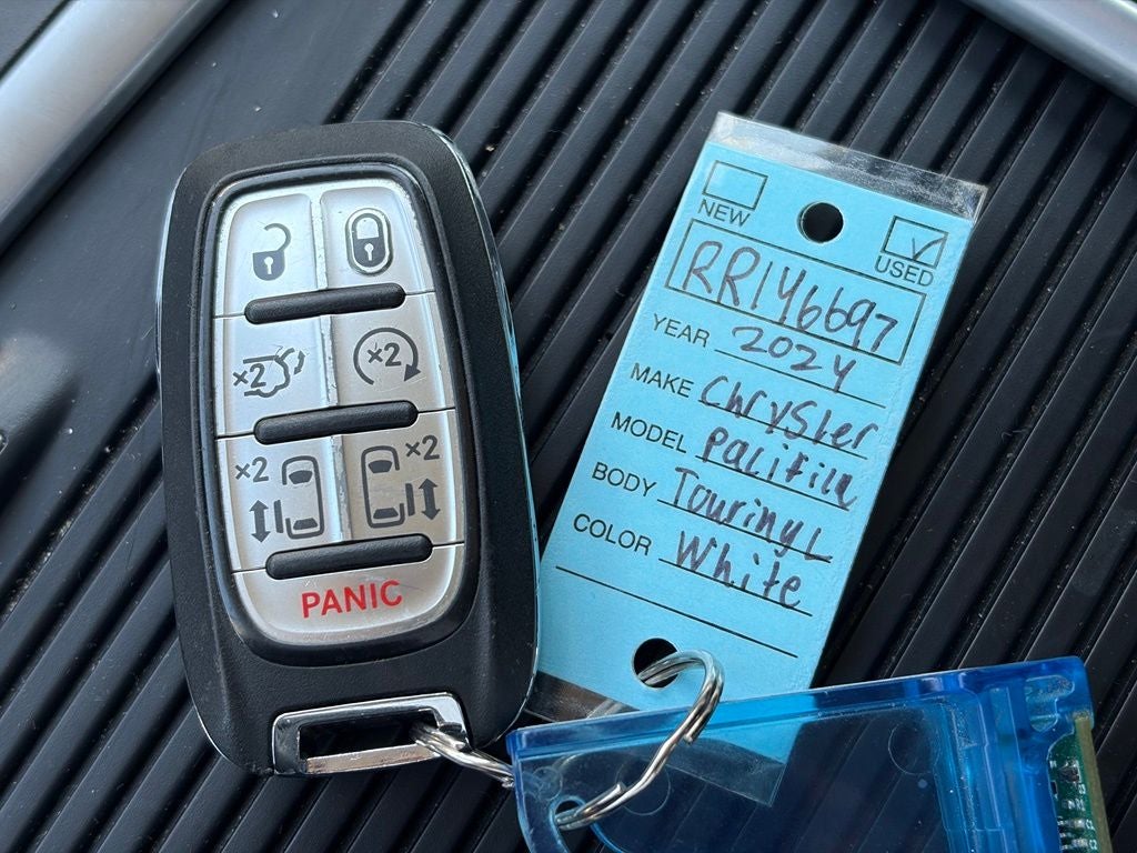 2024 Chrysler Pacifica Touring L * Certified Pre-Owned *