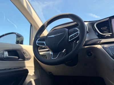 2024 Chrysler Pacifica Touring L * Certified Pre-Owned *