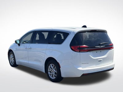 2024 Chrysler Pacifica Touring L * Certified Pre-Owned *