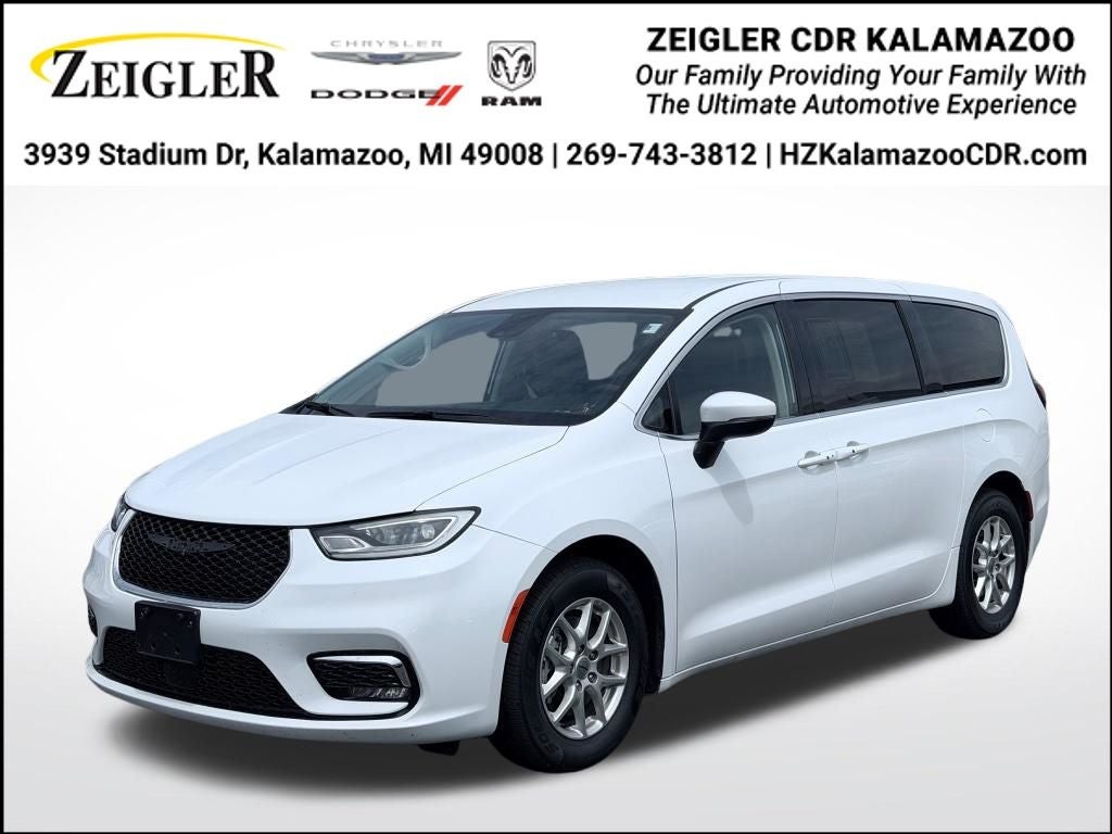 2025 Chrysler Pacifica Select * Certified Pre-Owned *