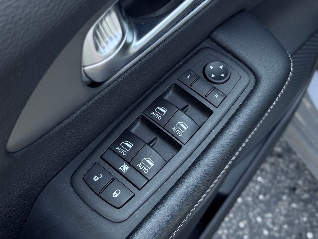 2025 Chrysler Pacifica Select * Certified Pre-Owned *
