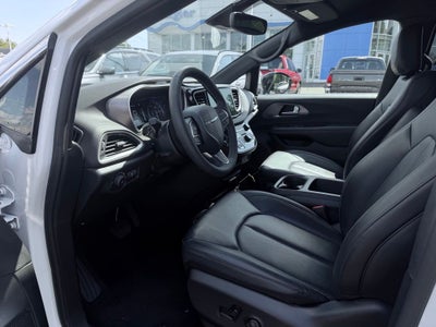 2025 Chrysler Pacifica Select * Certified Pre-Owned *