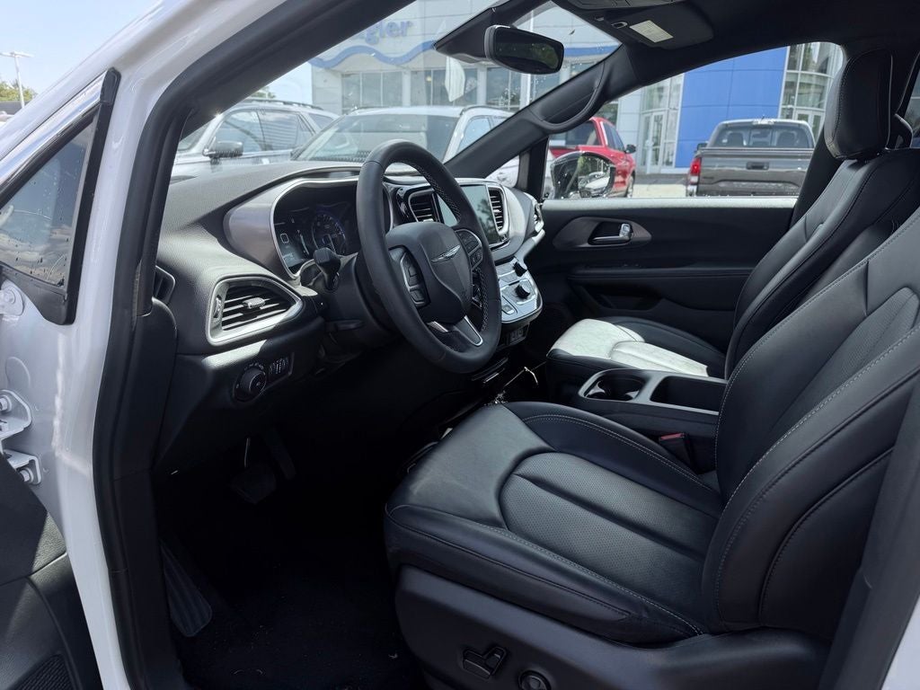 2025 Chrysler Pacifica Select * Certified Pre-Owned *