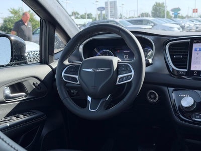 2025 Chrysler Pacifica Select * Certified Pre-Owned *