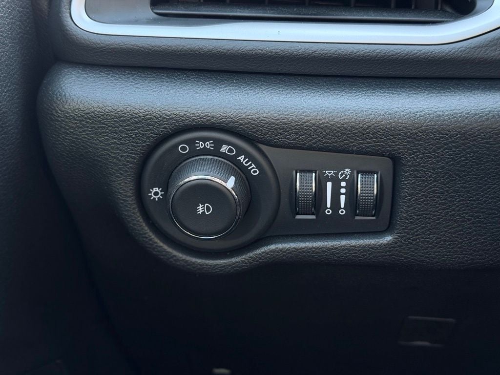 2025 Chrysler Pacifica Select * Certified Pre-Owned *