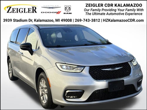 2024 Chrysler Pacifica Touring L * Certified Pre-Owned *