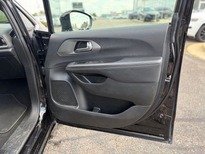 2025 Chrysler Pacifica Select * Certified Pre-Owned *