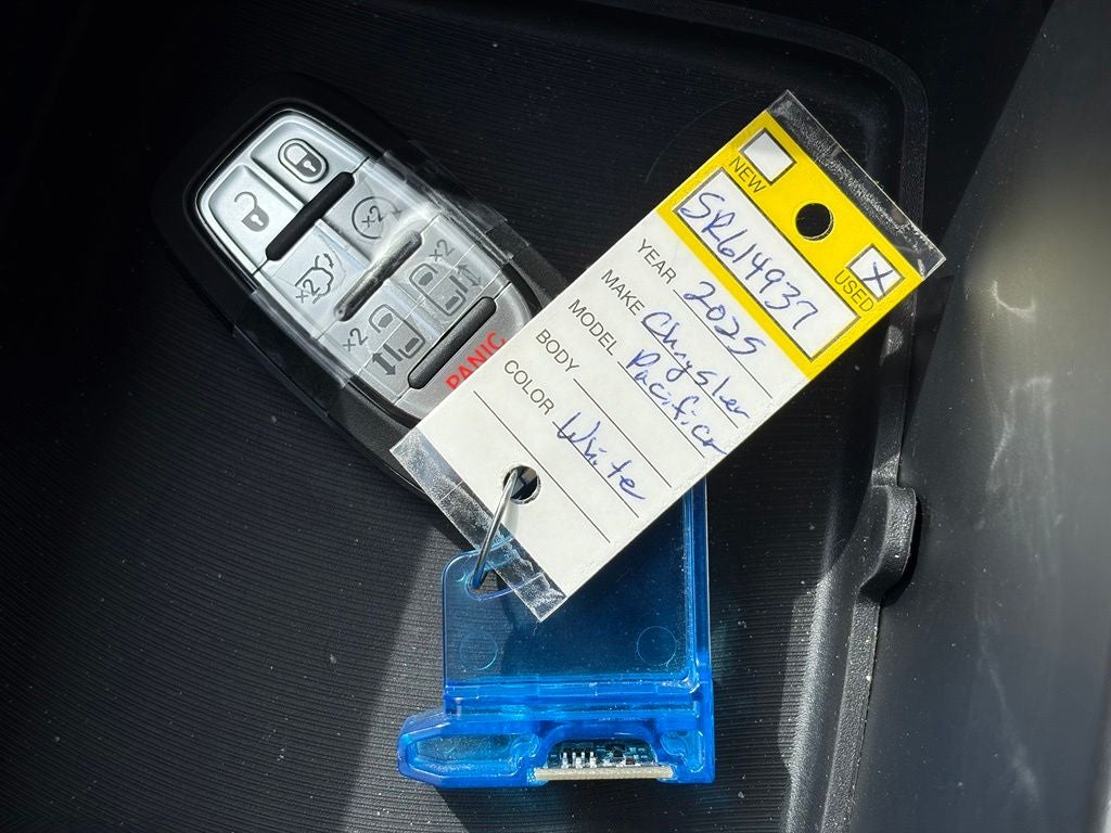 2025 Chrysler Pacifica Select
