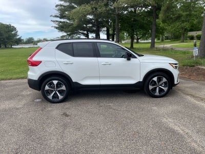 2025 Volvo XC40 B5 Plus Dark Theme
